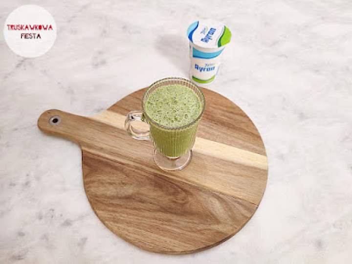 Koktajl z szpinakiem, jarmużem, selerem naciowym, odżywką białkową i ayranem naturalnym