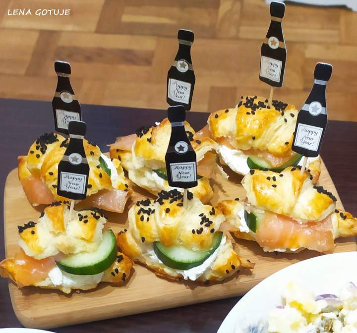 Rogaliki z ciasta francuskiego z łososiem