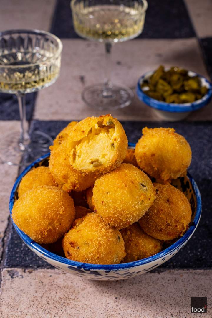 Kuleczki ziemniaczane z serem cheddar i jalapeño