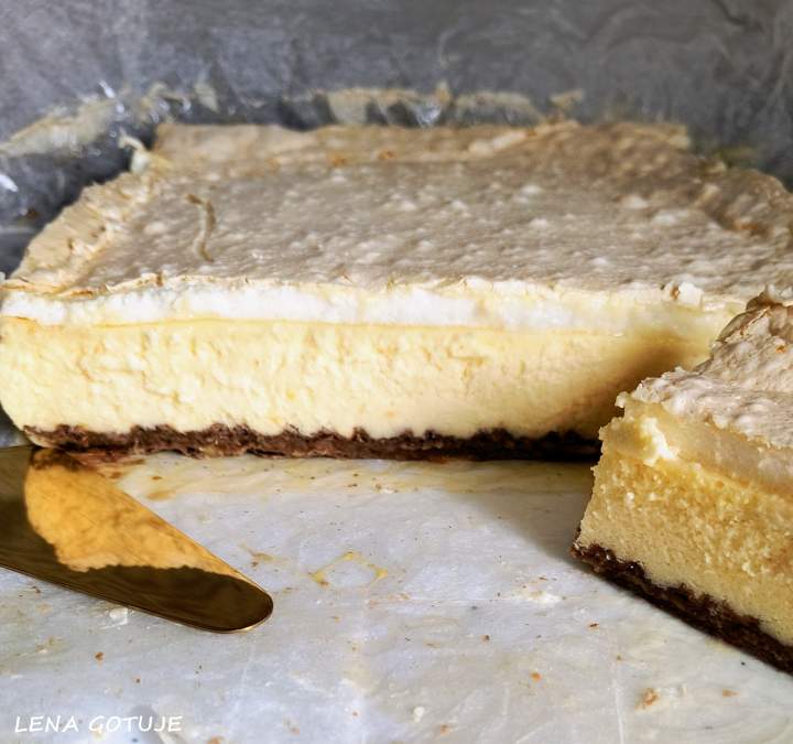 Sernik na spodzie z wafli i bezową pianką