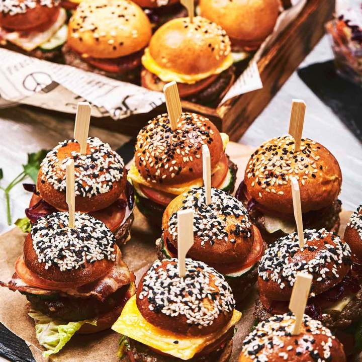Mini burgery – hit każdej imprezy! Kurczak, boczek i klasyczny kotlet.