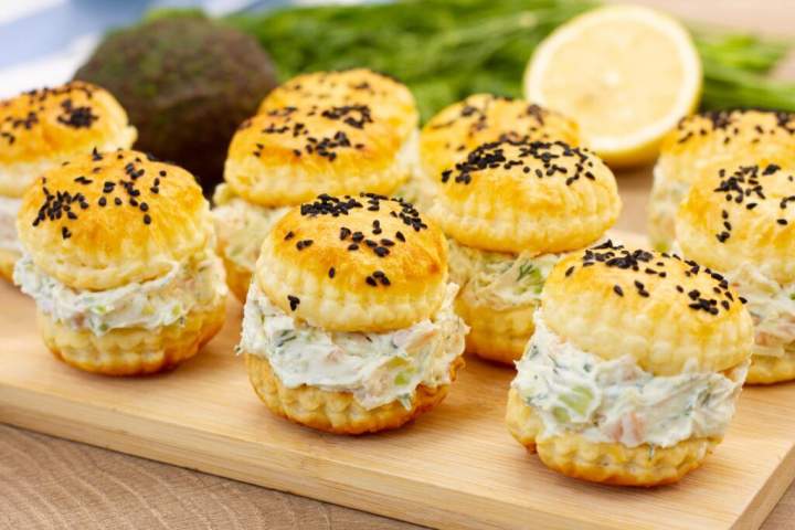 Mini bułeczki z ciasta francuskiego z łososiem