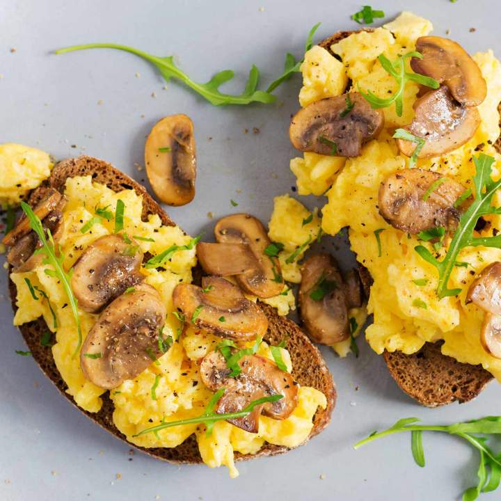 Grzanki z jajecznicą i pieczarkami