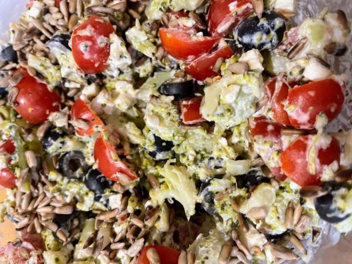 Sałatka brokułowa. Idealna na imprezy ale też jako codzienny zdrowy dodatek do posiłków.