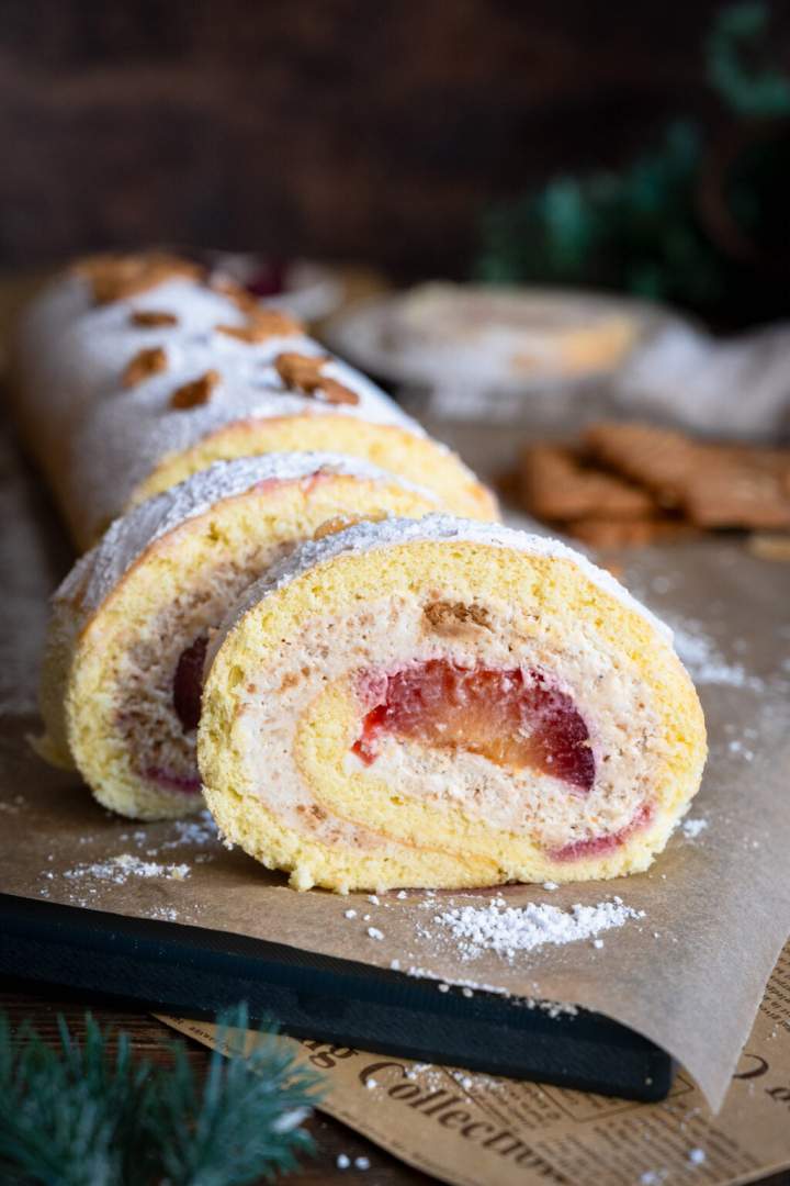 Rolada biszkoptowa z kremem spekulatius i śliwkami