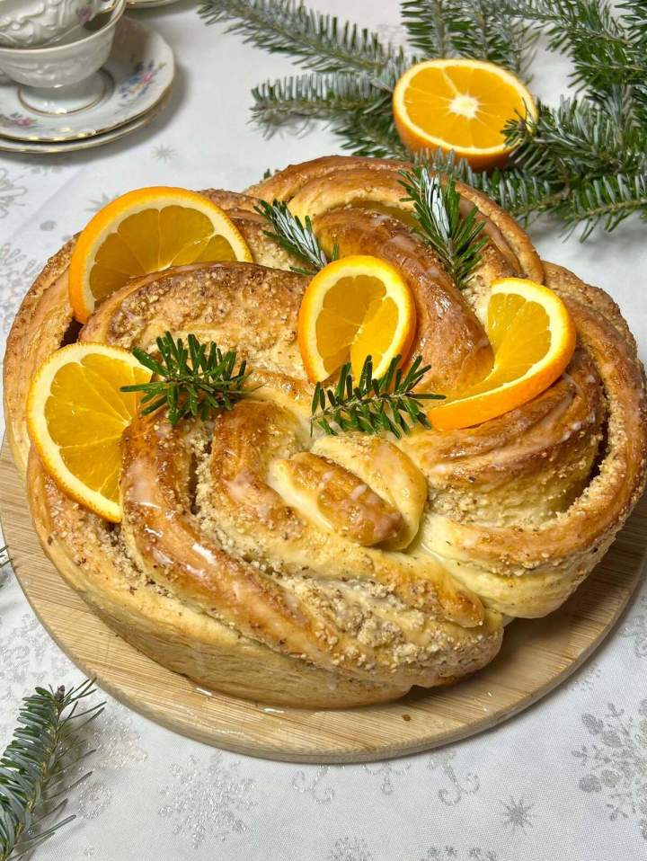 Ciasto na Trzech Króli – drożdżowy wieniec z pomarańczą i migdałami
