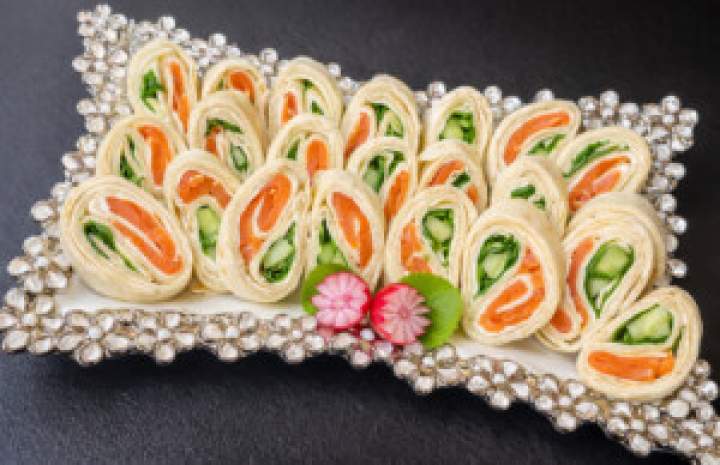 Rolki z łososiem i ogórkiem – szybkie i pyszne przekąski!