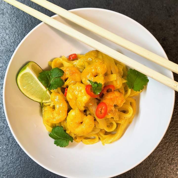 Krewetki curry z makaronem