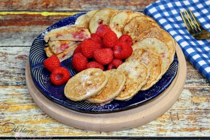 Placuszki bananowe z serkiem wiejskim i malinami