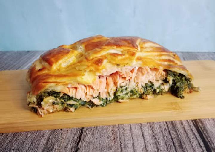 Łosoś ze szpinakiem w cieście francuskim