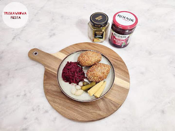 Kotlety mielone wieprzowe z kaszą gryczaną białą, piklami warzywnymi i buraczkami