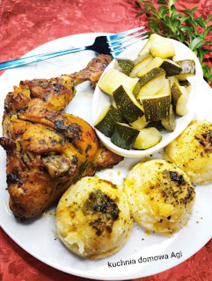 Pyszne ćwiartki kurczaka pieczone w przyprawach