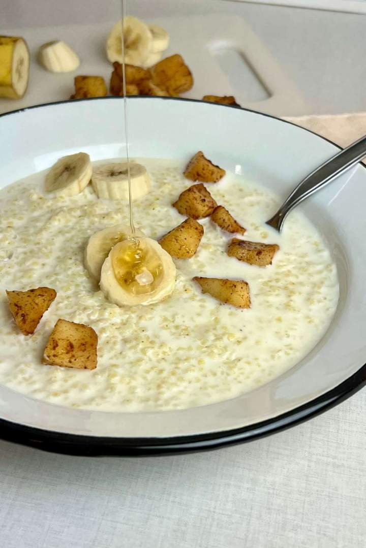 Zupa mleczna z kaszą – zapomniane śniadanie, które wraca na stoły