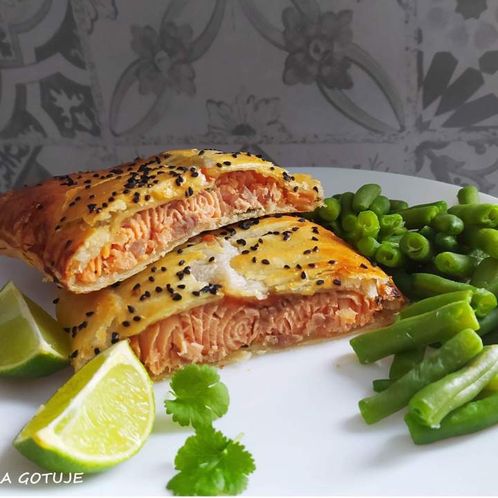 Łosoś w słodko-pikantnym sosie w cieście francuskim