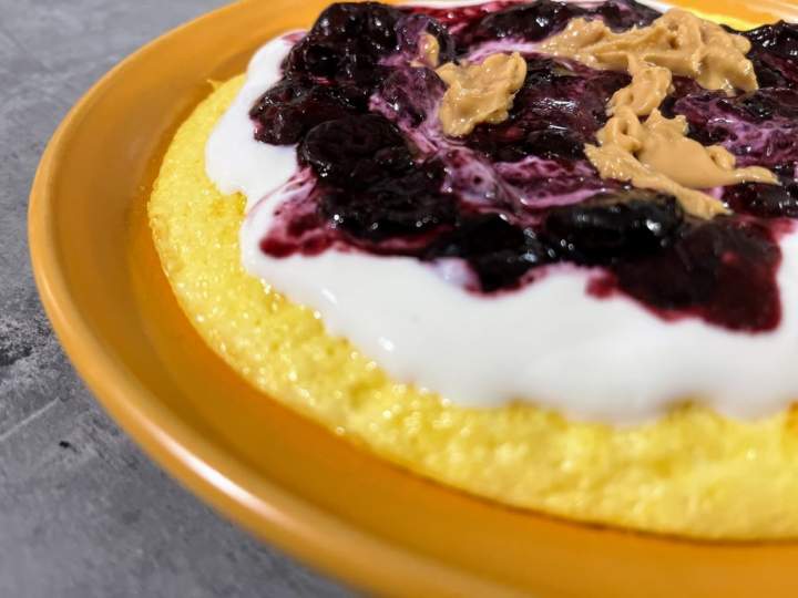 Waniliowy „skyromlet” z duszonymi borówkami. Aż 36 g białka i przyjemność, która się nie kończy…:)