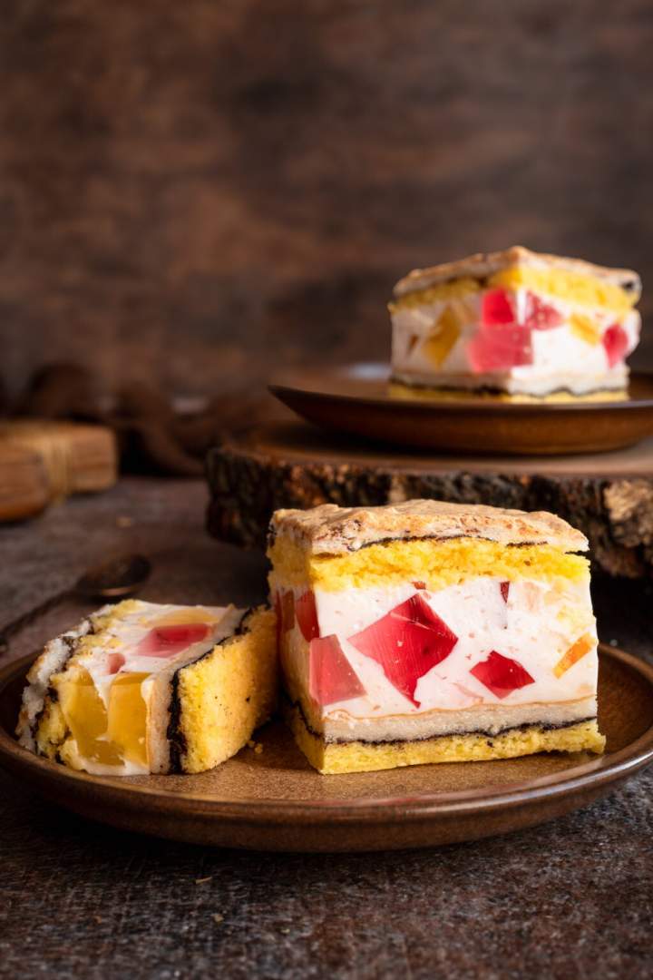 Ciasto żółtkowo-białkowe z masą z kwaśnej śmietany