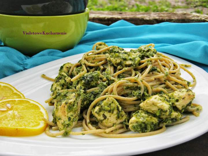 Spaghetti razowe ze szpinakiem, kurczakiem i bazyliowym pesto