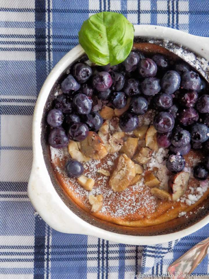 Dutch baby z borówkami.