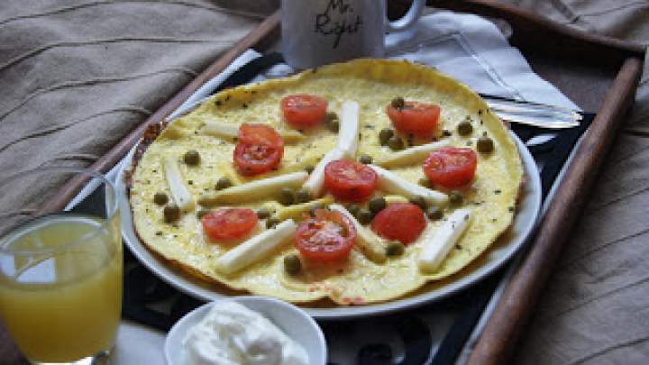 Śniadanie – omlet ze szparagami i pomidorkami koktailowymi