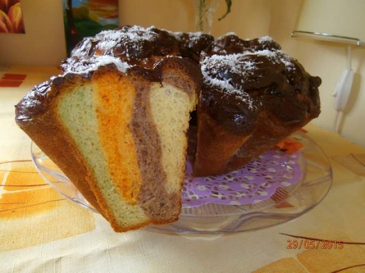 Kolorowa babka drożdżowa