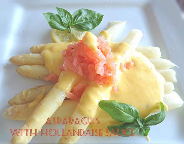 Szparagi z sosem holenderskim i łososiem – Asparagus with Hollandaise Sauce