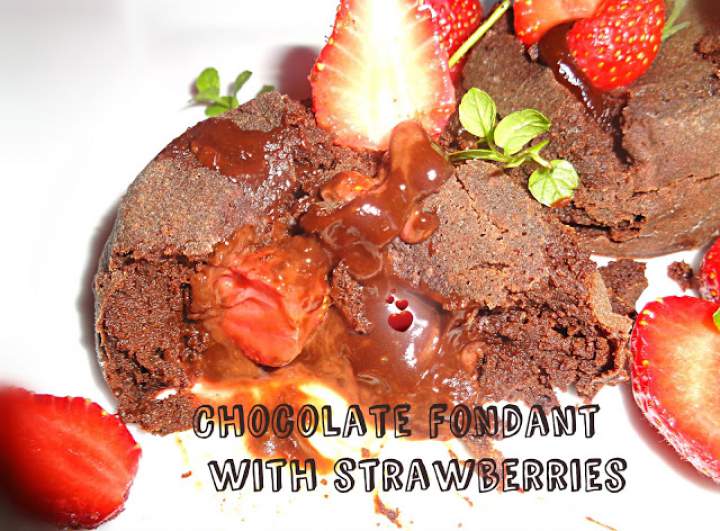Czekoladowy fondant z truskawkami – Chocolate fondant with strawberries