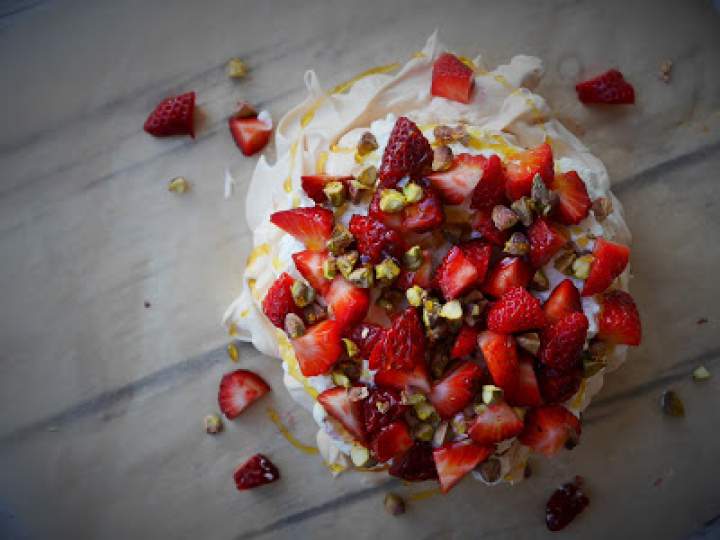 Pavlova z truskawkami, golden syrupem i pistacjami