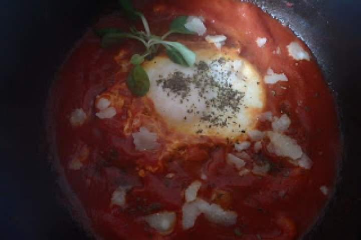 Shakshouka – jajka w ostrym sosie pomidorowym