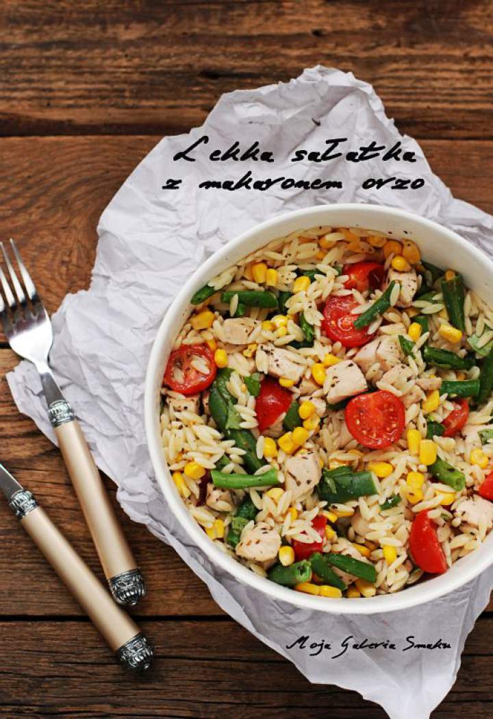 Lekka sałatka z makaronem orzo