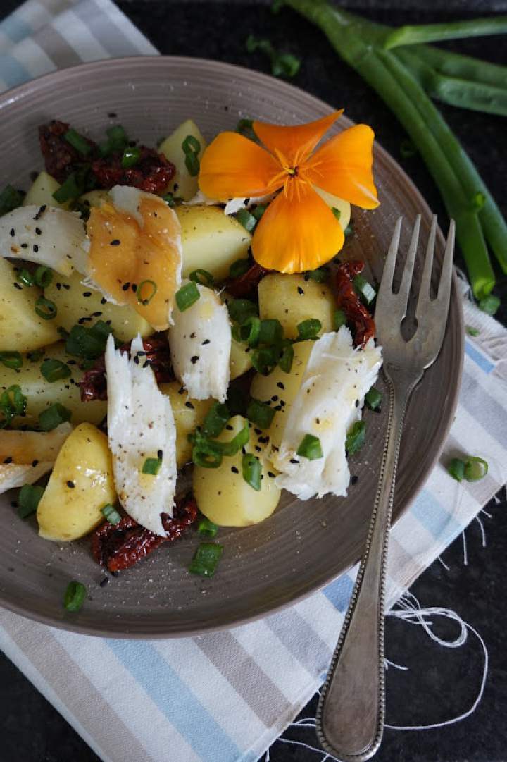 Sałatka z młodymi ziemniakami i wędzonym dorszem