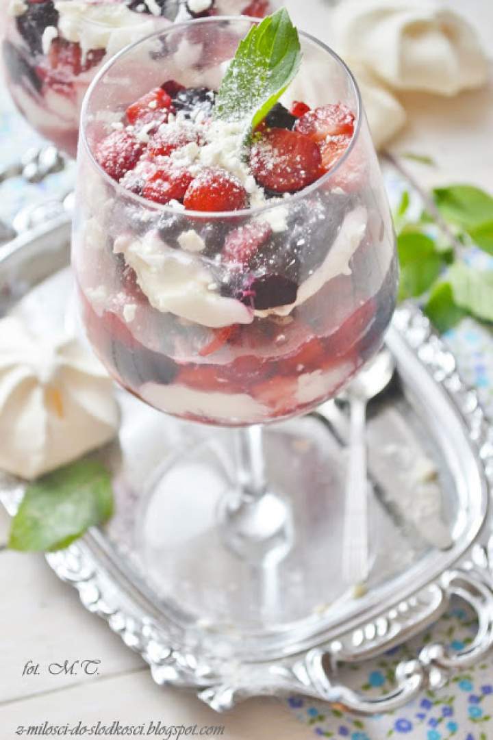 Eton Mess z truskawkami i frużeliną jagodową