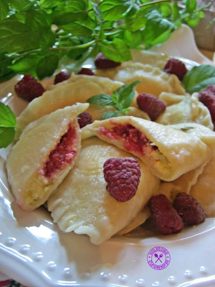 Pierogi z twarogiem, kaszą manną i malinami