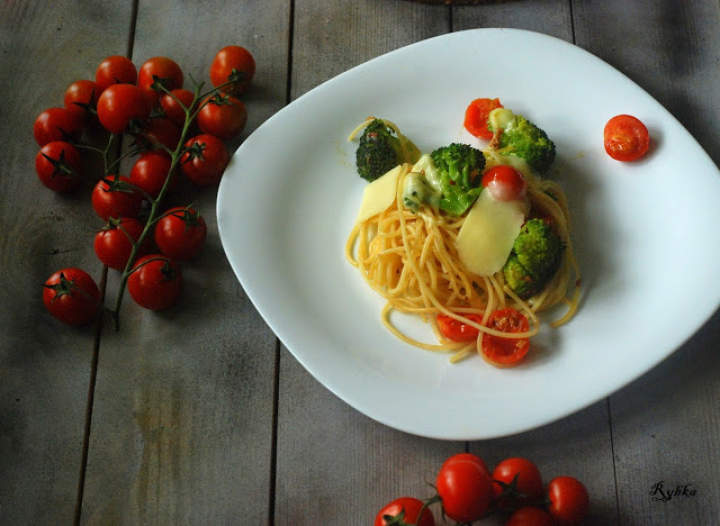 Spaghetti z brokułem i pomidorami