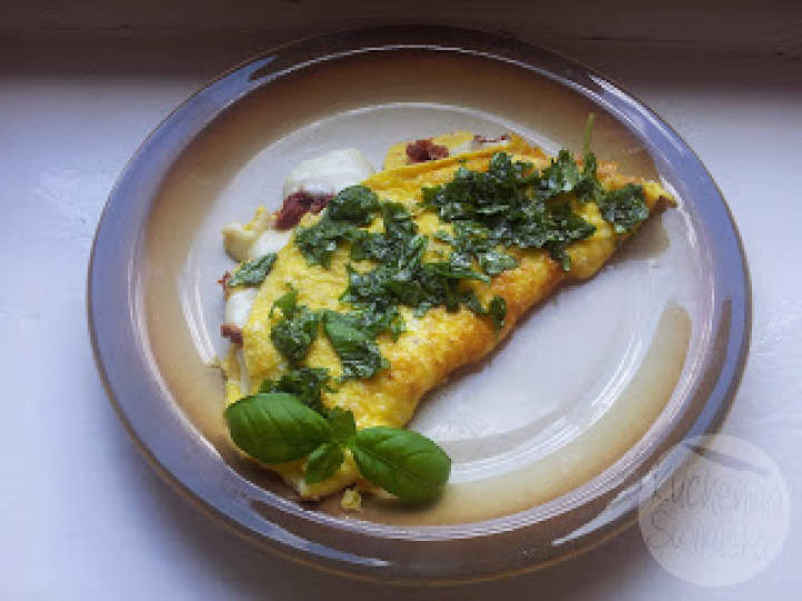 Omlet z mozzarellą, suszonymi pomidorami i bazylią w oleju z prażonych orzechów włoskich