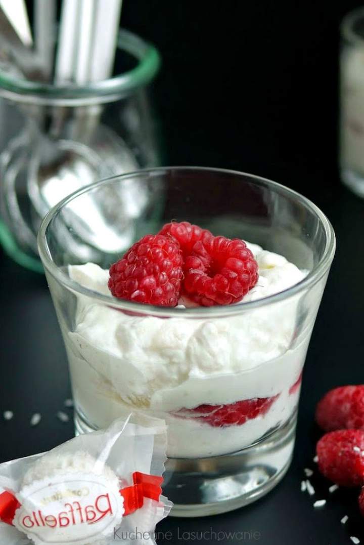 Jogurtowy deser Rafaello z malinami