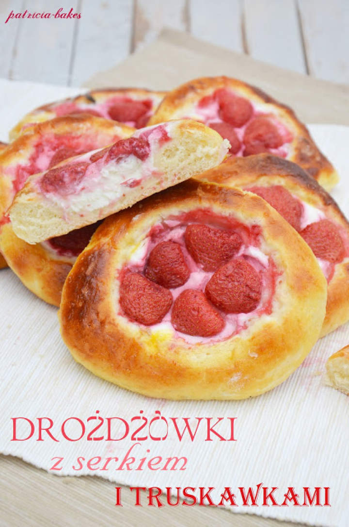 Drożdżówki z serkiem i truskawkami