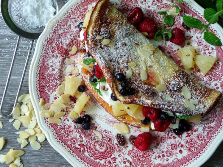 Omlet biszkoptowy z kokosem i owocami