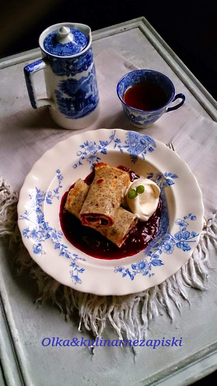 MAKOWE NALEŚNIKI ZE ŚLIWKAMI I LODAMI KOKOSOWYMI