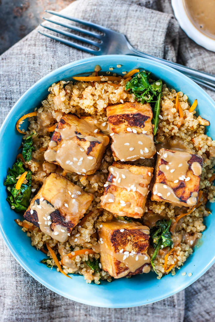 TOFU W SOSIE ORZECHOWYM Z KOMOSĄ RYŻOWĄ, JARMUŻEM I MARCHEWKĄ