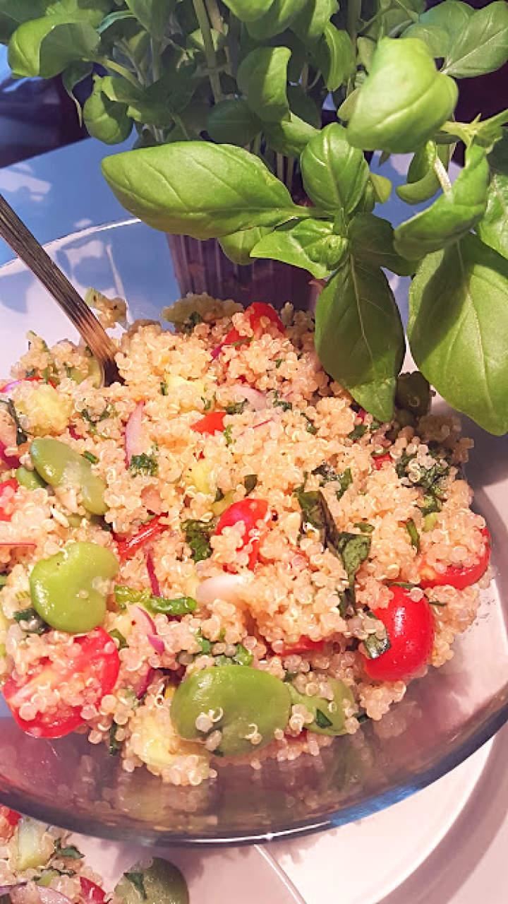 Tabbouleh – libańska sałatka z bobem, quinoą i ziołami