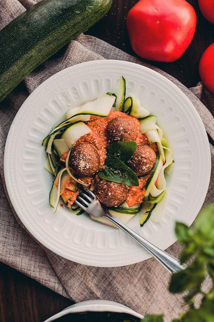 CUKINIOWA TAGLIATELLE W KREMOWYM SOSIE Z WITARIAŃSKIMI KLOPSIKAMI I PARMEZANEM