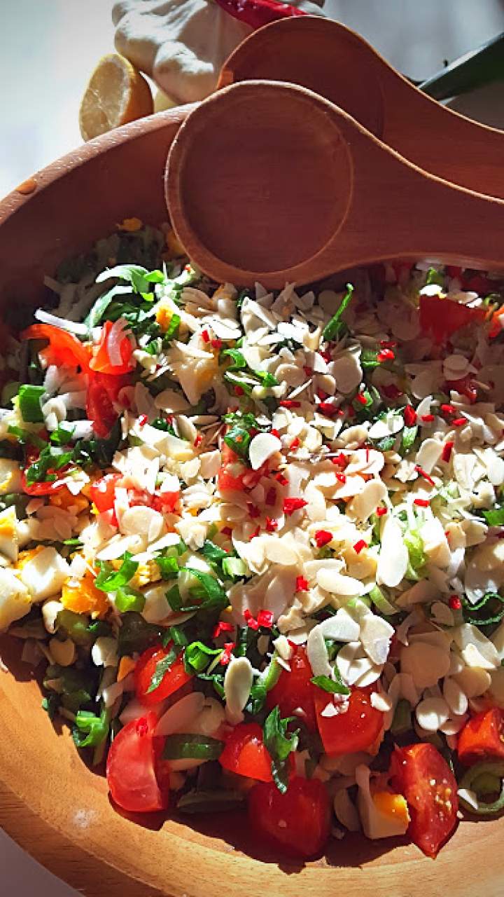 Sałatka z bobu, kalarepki i pomidorków