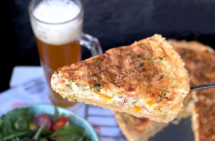 Quiche lorraine z wędzonym boczkiem, dynią i topinamburem podany z weissbierem