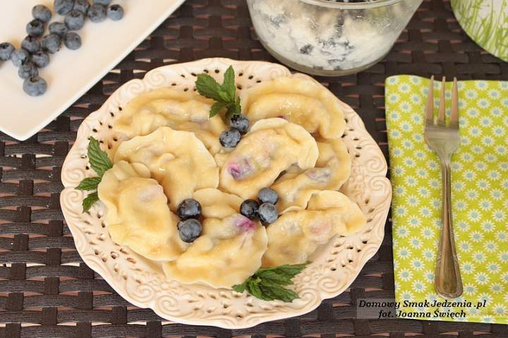 domowe pierogi z serem i jagodami / borówkami