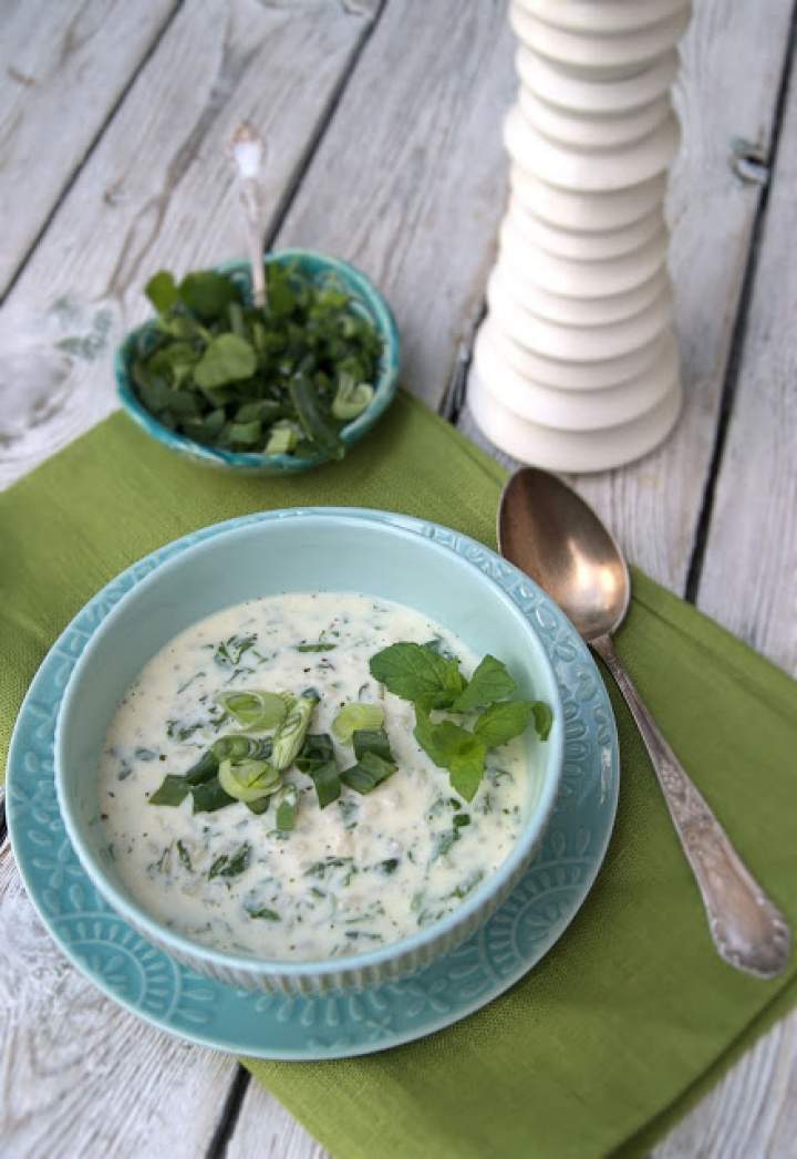 Zupa jogurtowa z pęczakiem. Inspiracje Yotam Ottolenghi i Sami Tamimi