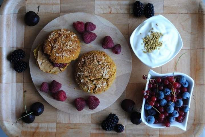 754. Kokosowo- dyniowe scones z owocami i masłem orzechowym