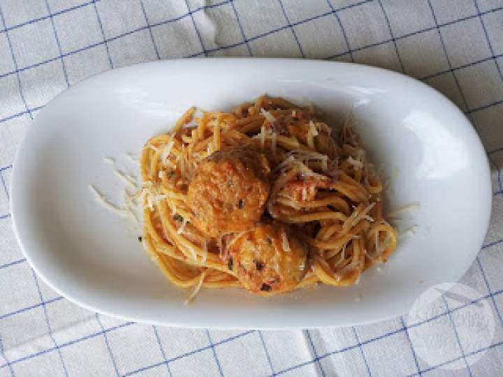 Spaghetti z klopsikami w sosie pomidorowym