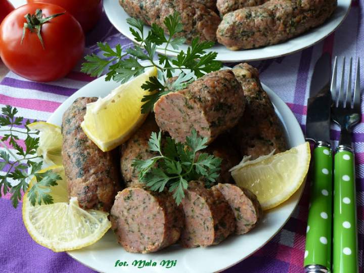 Kiełbaski cielęco-szpinakowe z natką pietruszki i pomidorową nutą