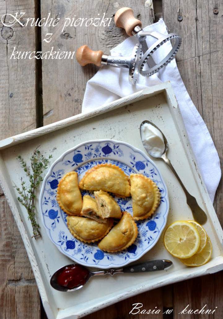 Kruche pierożki z kurczakiem, serem oraz nutą tymianku.