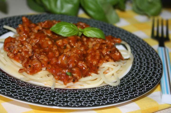 SPAGHETTI Z MIELONYM I SOSEM POMIDOROWYM